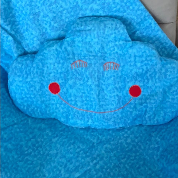 Kids blanket with a cute little pillow.. - Picture 6 of 8